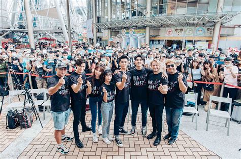 … 「每個人的初戀，都跟史詩電影一樣偉大。 」 盧廣仲《刻在我心底的名字》 —電影《刻在你心底的名字》主題曲 繼《魚仔》《幾分之幾》之後 盧廣仲第三度應瞿友寧導演之邀演唱影視主題曲. 《刻在你心底的名字》首場簽書見面會百名粉絲擠爆 「驊森CP」受寵若驚 - Yahoo奇摩電影
