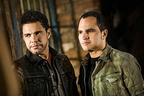 Durante o show, os sertanejos relembraram músicas que, se você conhecer, denunciam o quanto você é velho! Zezé Di Camargo & Luciano em Praia Grande
