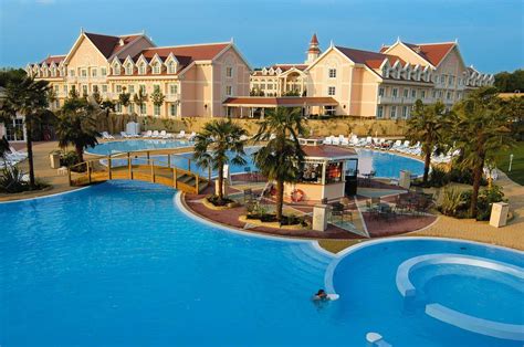 With the amusement park, 3 themed hotels, the aquarium and legoland® water park, this is the most magical holiday destination in italy! Gardaland Resort cerca ballerini e ballerine di latino americano e danze caraibiche - Danza Effebi