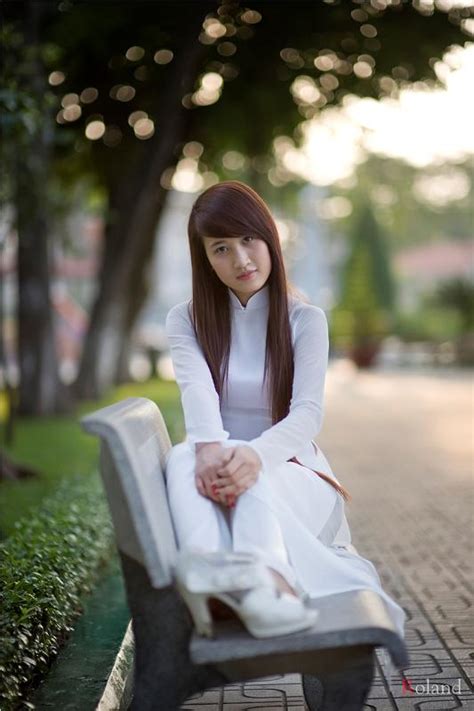 Hình ảnh ấy đã đi vào bức hoạ tranh dân gian đông hồ là một biểu tượng độc đáo của văn hoá việt nam. cute với áo dài Việt Nam