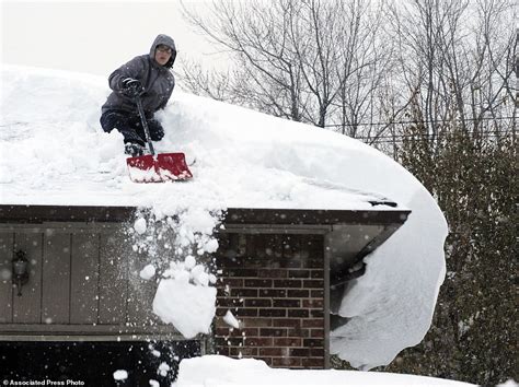 8 feet and thundersnow expected in buffalo as winter storm weather continues daily mail online