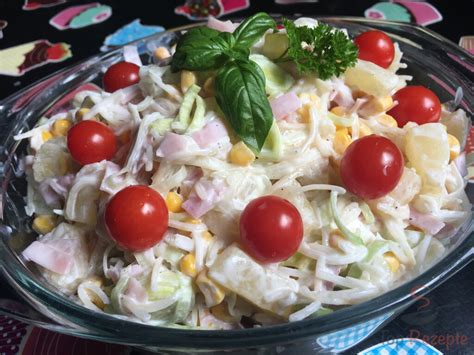 Qisqichbaqa oldindan muzlatgichdan olinadi, ingichka bo'laklanadi va salat idishiga solinadi. Sellerie Ananas Salat | Top-Rezepte.de