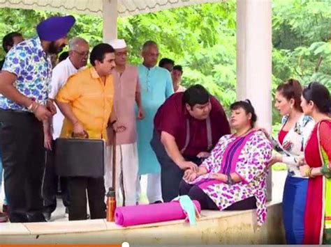 Tarak mehta gives him advice. Taarak Mehta Ka Ooltah Chashmah: Taarak Mehta ka Ooltah ...