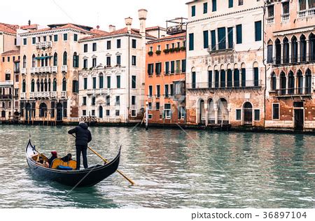 Venezia) เป็นเมืองหลวงของแคว้นเวเนโต ประเทศอิตาลี มีประชากร 271,663 คน (ข้อมูลวันที่ 1 มกราคม 2547) เมืองเวนิสได้รับ. อิตาลีเวนิส - ภาพถ่ายสต็อก 36897104 - PIXTA