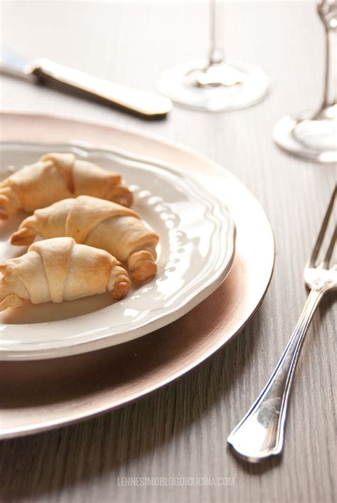 Croissant di pasta brisée ripieni di mousse di salmone