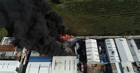 6 dönümlük alana kurulu beyaz eşya ve gıda deposu alevlere teslim oldu. Bursa'da plastik geri dönüşüm tesisinde yangın - Son ...