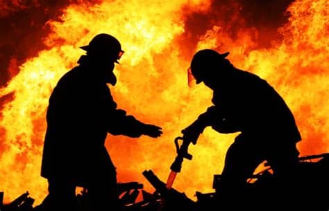 Un incendiu puternic a izbucnit, vineri seara, in cartierul bucurestean colentina, cel mai probabil de la o soba. Incendiu la un bloc din Colentina
