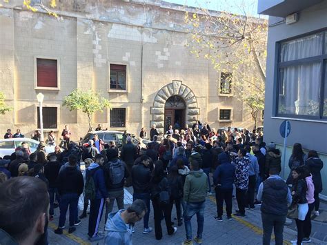 Όλες οι ειδήσεις, τα τελευταία νέα και η επικαιρότητα από το πιο αποκαλυπτικό ειδησεογραφικό site. Εγκλημα στη Ρόδο : Οργισμένο πλήθος επιτέθηκε στους ...