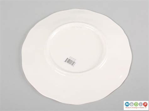 Vous trouverez les cadeaux les plus touchants ou le plus drôles sur notre site, à personnaliser comme vous le souhaitez. Orange Blossom plate | Museum of Design in Plastics