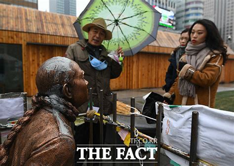 관광객으로 청남대에 입장한 a씨는 전씨 동상. TF포토 외국인도 관심있게 보는 전두환 동상 - 포토 > 기사 - 더팩트