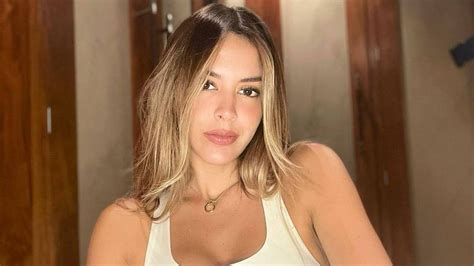 Shannon De Lima Posa Con Lencería Roja Para Mostrar Todo Lo Que Se Devora James Rodríguez