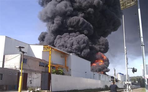 Incendio en radio comarca andina. Incendio consume 2 fábricas en Morelia