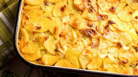 Die kartoffeln gründlich unter kaltem wasser abbürsten und in salzwasser in ca. Kartoffelauflauf mit Hackfleisch: So einfach geht's ...