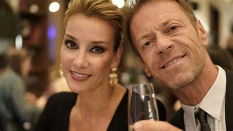 Secondo quanto riporta tgcom24 il virus è implacabile e avrebbe distrutto una famiglia unita da 51 anni di matrimonio. Rocco Siffredi, 25 anni di matrimonio con Rosa: "La risposo a Budapest nei miei studios"