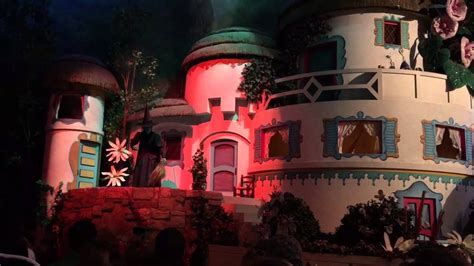 Inside the theater, youll see many authentic props and costumes from classic movies while waiting in line. The Great Movie Ride in Hollywood Studios - YouTube
