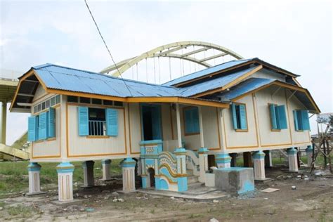 Kepulauan riau memiliki rumah adat yang bernama belah bubung. 7+ Rumah Adat Riau dan Kepulauan Riau (NAMA & PENJELASAN)