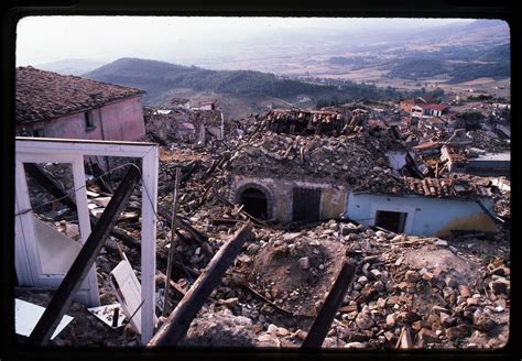 It left at least 2,483 people dead, at least 7,700 injured, and 250,000 homeless. 40 anni fa il terremoto dell'Irpinia. I reportage di ...