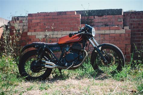 Sure beats tampering with a cx 500 custom. Lân's Suzuki TU250X | Throttle Roll