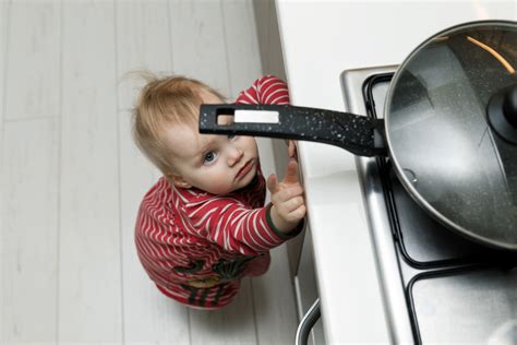 The latest cabinet design trends include reeded door panels, contrasting finishes, innovative hardware open shelves are still red hot in some market segments, especially those where the rest of the kitchen is clean, sterile and white, and just begs for a little. Quemaduras en bebés y niños: todo lo que necesitas saber ...