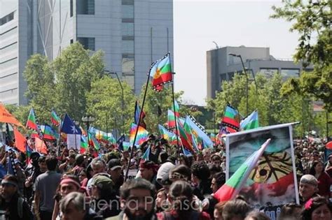 Monumento a la resistencia indígena. Santiago, CHILE: Marcha por la Resistencia indígena. Con ...
