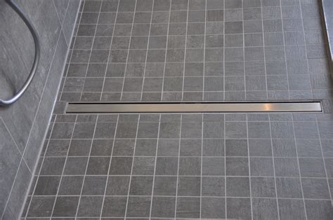 Der reinigungsaufwand ist dadurch bei großen fliesen mit weniger fugenanteil geringer. Begehbare Dusche mit Mosaik Fliesen Villeroy & Boch Upper ...