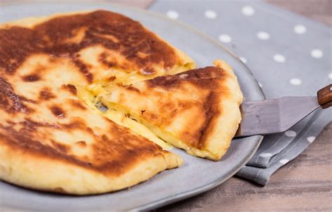Focaccia ripiena al formaggio: la ricetta soffice e ...