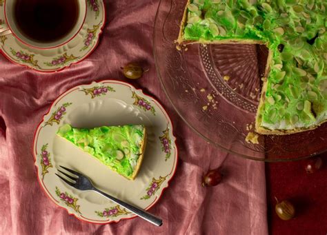 Wir nehmen auch gerne vorbestellungen an. Stachelbeer-Baiser-Kuchen mit Vanillepudding - Dailyvegan