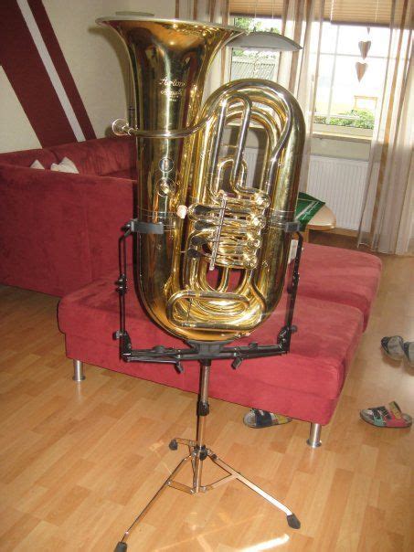 Der ständer muss lediglich noch in position gebracht werden. Big tuba - Big stand. // Große Tuba - großer Ständer ...