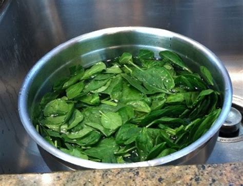Réutilisez leau de cuisson des épinards pour raviver les lainages