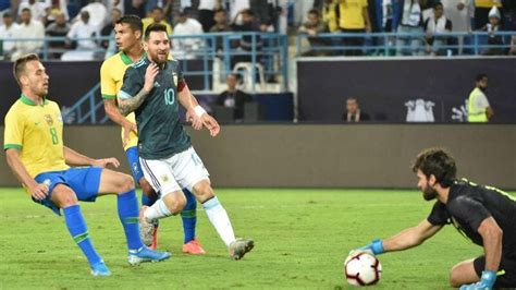Jun 14, 2021 · اعترف قائد منتخب الأرجنتين الأول، ليونيل ميسي، بأن جميع اللاعبين يشعرون بالقلق الشديد بسبب إقامة بطولة كوبا أمريكا 2021 في ظل انتشار فيروس كورونا المستجد، كوفيد 19. ميسي يقود الأرجنتين للتغلب على البرازيل | البوابة