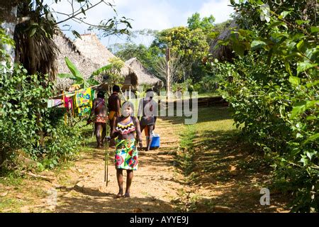 Panama Chagres River Embera Dorf Embera Frau Stockfotografie Alamy