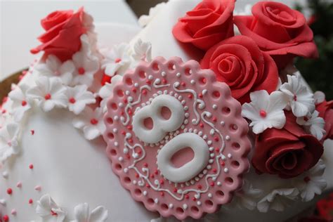 Fiori per compleanno signora i compleanni arrivano solo una volta allanno ma lamicizia è per sempre. in caso di dolci... e non solo: torta 80 ANNI