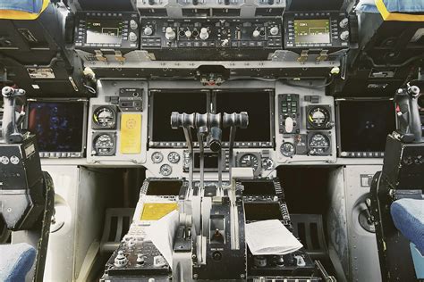Posted in aircraft, people by forge on december 27, 2015. C-17 Cockpit : MilitaryPorn