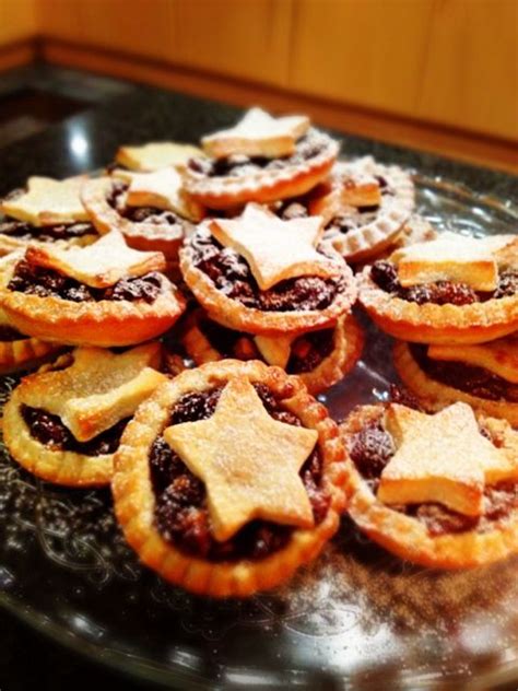 Here's what a classic christmas dinner looks like across the pond. Mince Pies (With images) | Traditional english cakes, English christmas dinner, Mince pies
