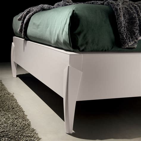 Altamente configurabili e personalizzabili con rivestimento in pelle, ecopelle o tessuto. Letto matrimoniale sagomato con imbottitura