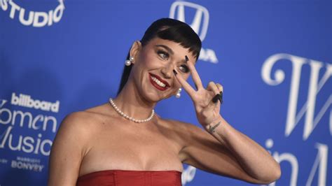 Katy Perry Im Gewagten Schnür Look Entblößt Sie Ihren Po Newsde