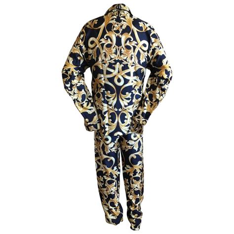Free shipping and curbside pickup available. Versace Black and Gold Silk Baroque Print Mens Pajamas Unworn at 1stdibs