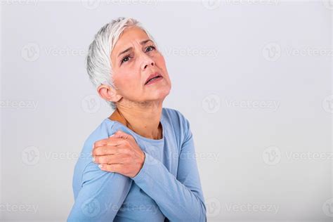 Femme âgée Souffrant De Douleurs à L épaule Une Femme âgée Souffre D Une Douleur Terrible