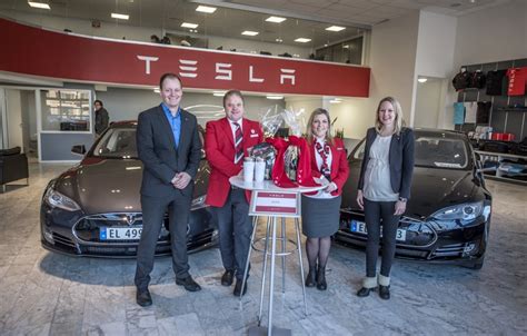 De kan delfolieres med kun en logo. Avis Norge satser på Tesla - TravelNews