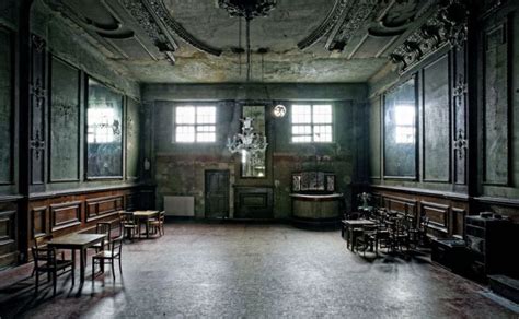 A symbol of division for decades, the monument has always been at the heart of a major city bursting with ideas, inspiration, art, culture and creativity. Spiegelsaal Spiegelsaal in Clärchens Ballhaus Berlin-Mitte ...