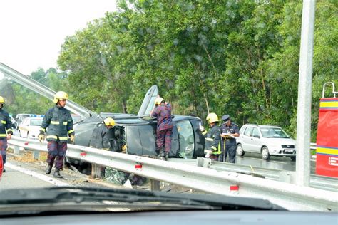 Bahkan ceceran kayu dan batu bisa berbahaya dan sangat merugikan diri sendiri maupun orang lain. Berhati-hati di jalan raya musim raya ani… | anakbrunei.org