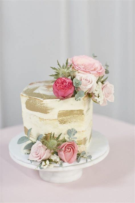Sit one of these by the tv for luck, next time their favourite team plays and see what happens* it even comes with a lucky horseshoe! Beautiful Decorated Cake | Flower cake, Birthday cakes for ...