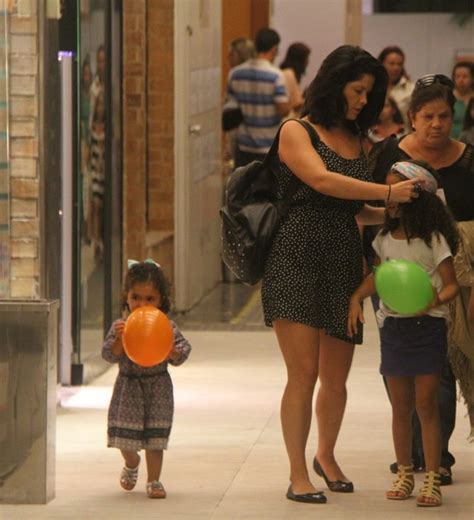Check spelling or type a new query. Samara Felippo passeia com as filhas por shopping carioca ...