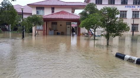 This facility is complete with aircond for each room. FATIN WAWA: Banjir Menutup Tirai 2014