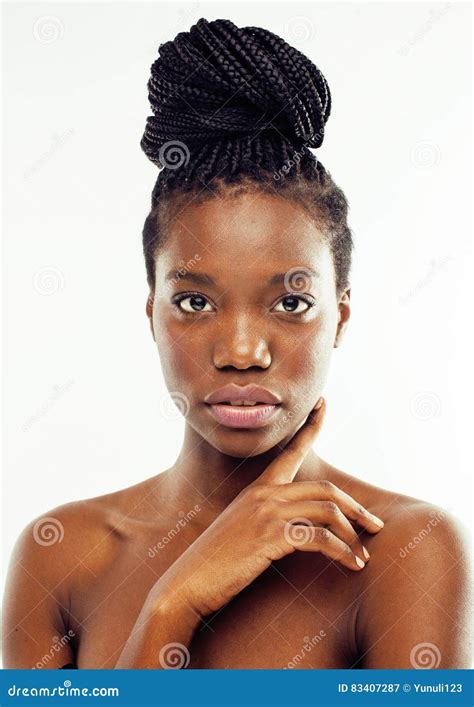 Cuidado Que Toma Desnudo De La Mujer Afroamericana Bonita Joven De Su Piel Aislada En El Fondo