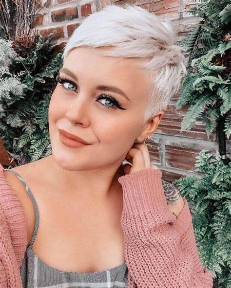 14 Great Short Haircuts For Gray Hair That Are Cute
