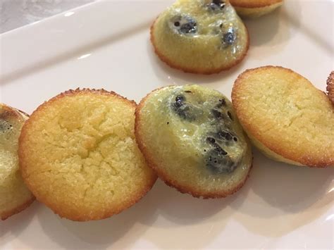 Financiers à la noix de coco et aux cranberries