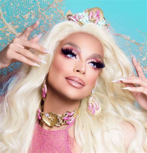 Drag queen, a man who dresses in women's clothes and performs before an audience. 8 Drag Queens Who Are So Insanely Beautiful | Brain ...
