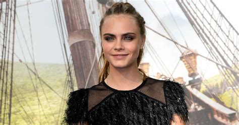 Cara jocelyn delevingne was born in london, england, to pandora anne (stevens) and charles hamar delevingne, a property developer. Cara Delevingne souriante à l'avant-première du film Pan à ...