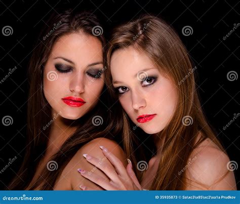 Zwei Schöne Mädchen Vertraut Sind Stockbild Bild von mädchen